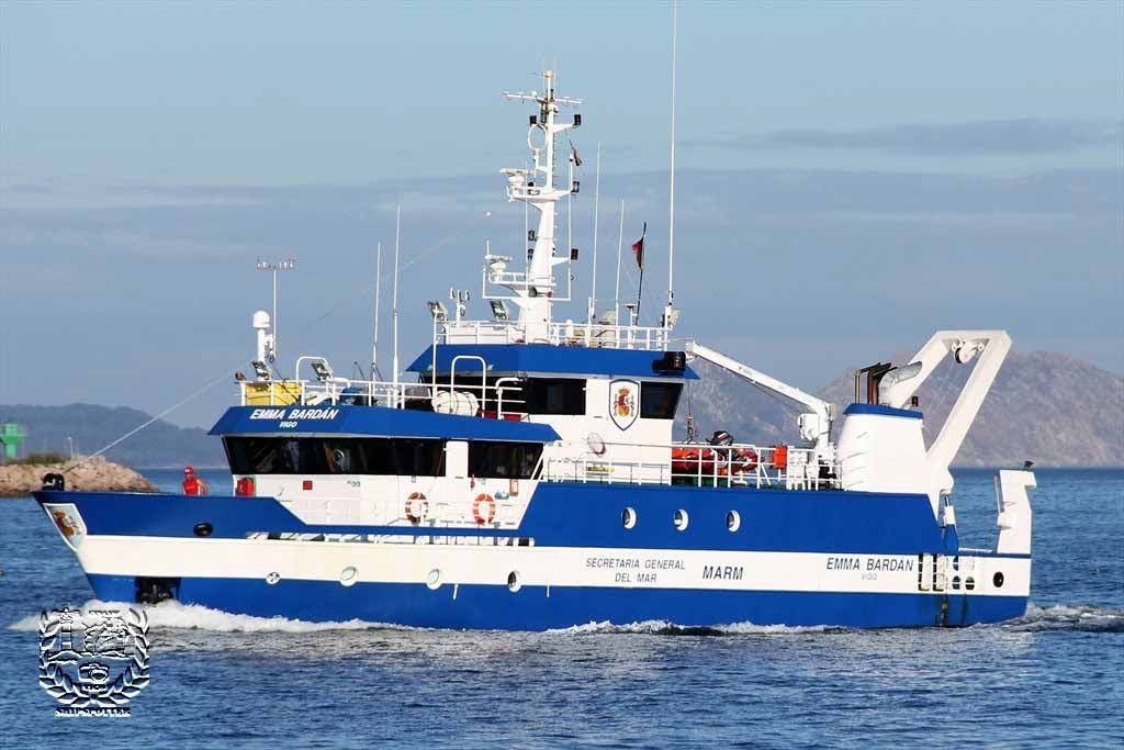 Ardora, S.A. barco azul en el mar