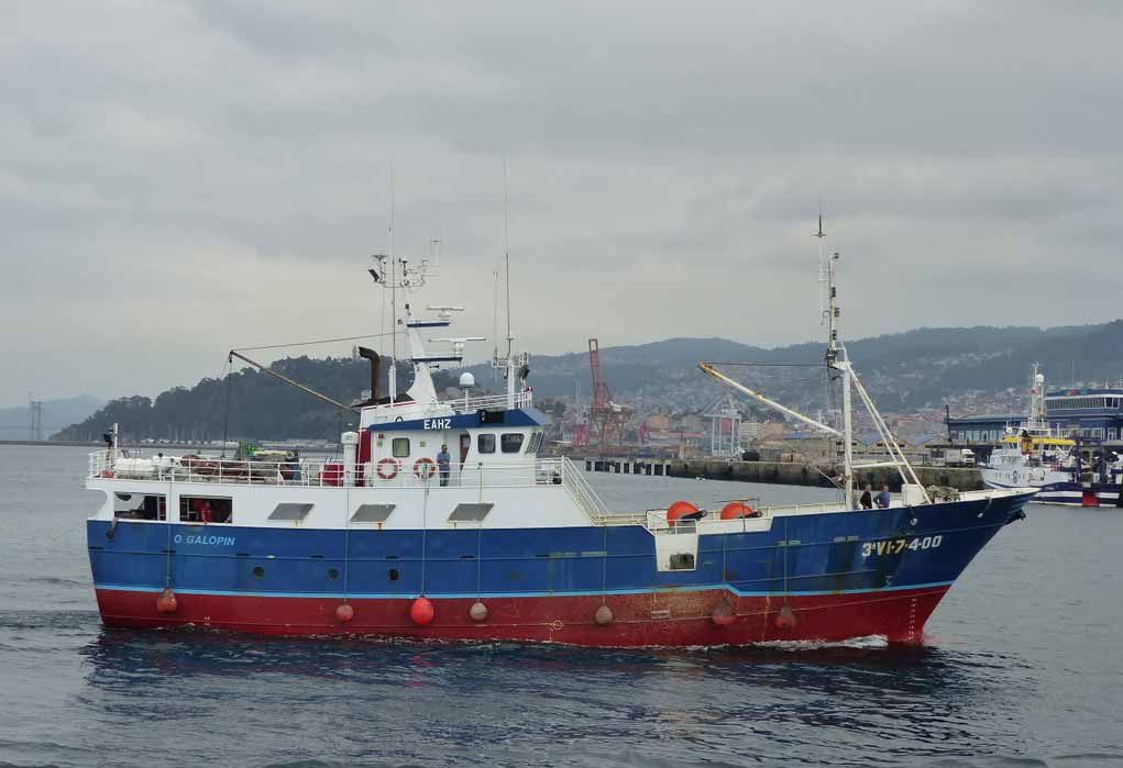 Ardora, S.A. barco azul, rojo y blanco